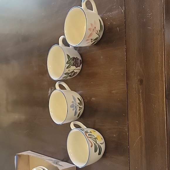 Other - Vintage Set of 4 flower/fruit mugs/bowls made in China